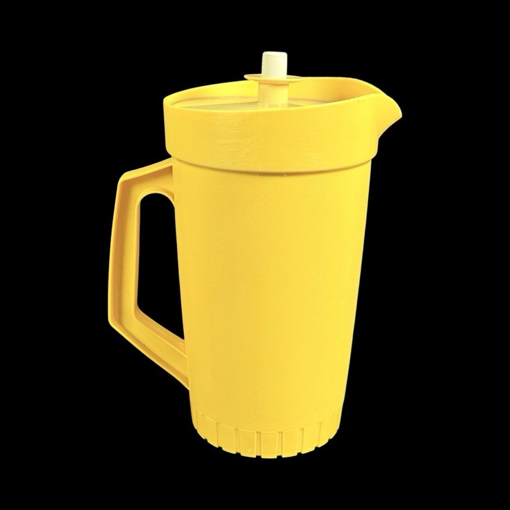 Tupperware 800-5 2-quart Yellow Pitcher w Push Button Seal Lid Vintage